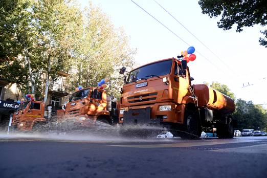 «Էրեբունի-Երևան 2799». «Երևան՝ սիրո քաղաք» ծրագիրը մեկնարկել է ջրցան մեքենաների արդեն ավանդական դարձած տոնական շքերթով