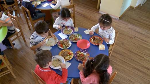 Ե՞րբ և ի՞նչ են ուտում երեխաները մանկապարտեզում. նախակրթարանների սննդի մանրամասները