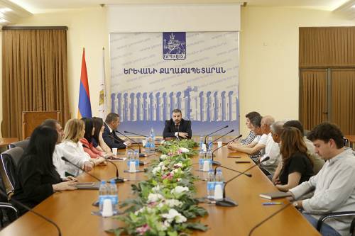 First Deputy Mayor Armen Pambukhchyan meets members of Athletics Federation of Yereva