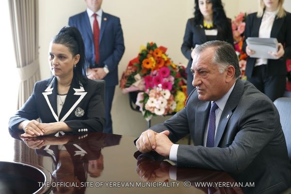 http://www.yerevan.am/uploads/media/news_gallery/0001/20/c1afe422d8ad58d52780b3e6e8efd4e0353ee2e4.jpeg