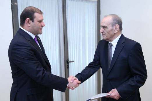 Տարոն Մարգարյանը նոր բնակարանների բանալիներ է հանձնել Մուրադ Մուրադյանին և Արարատ Աղասյանին