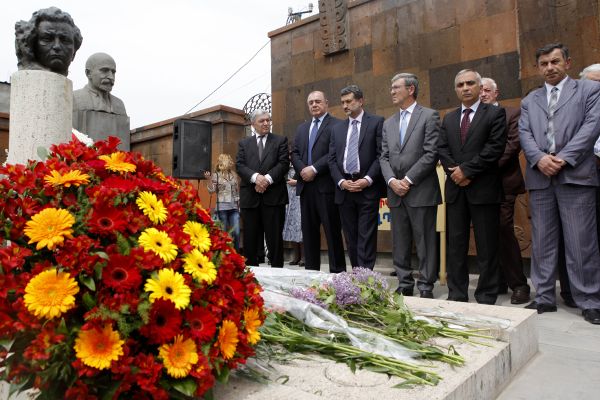 On the day of Hovhannes Shiraz’s 100th anniversary the Pantheon was crowded