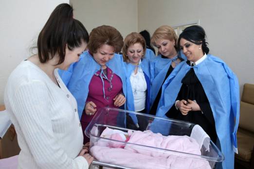 Մայրության տոնի առթիվ առաջին շնորհավորանքները՝  նոր մայրացած կանանց