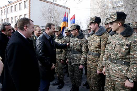 Քաղաքապետ Տարոն Մարգարյանը շնորհավորել է զինծառայողներին գալիք տոների առթիվ