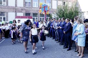 Mayor Taron Margaryan congratulated the first form pupils of the capital