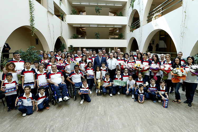 Mayor Taron Margaryan handed diplomas to Yerevan families participated in “Best sport family 2015” competition