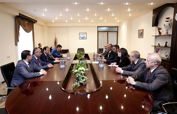 Mayor Taron Margaryan met with the participants of the international half marathon «Yerevan Run Arm 2015»
