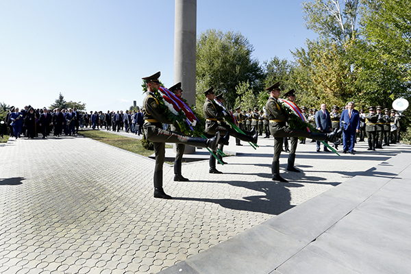 Tribute at «Yerablur» Pantheon
