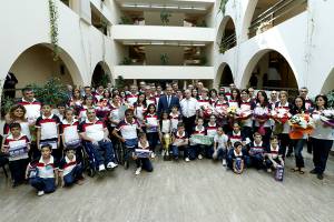 Mayor Taron Margaryan handed diplomas to Yerevan families participated in “Best sport family 2015” competition