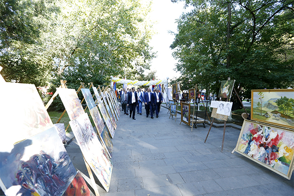Mayor Taron Margaryan walked about the festive Yerevan
