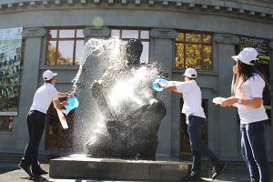 The monuments of the capital have been washed