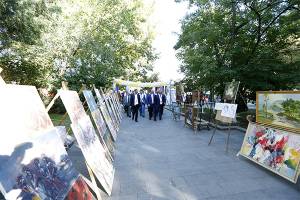 Mayor Taron Margaryan walked about the festive Yerevan