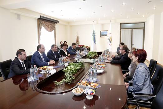 Քաղաքապետ Տարոն Մարգարյանը հանդիպել է Պլեսի Ռոբինսոնի գործընկերոջ հետ