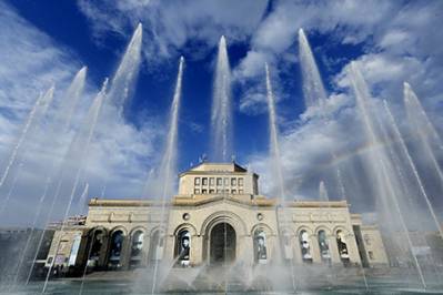 Sound and light fountains in Republic Square
