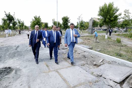 Երևանի քաղաքապետն աշխատանքային շրջայց է կատարել Նուբարաշեն վարչական շրջանում