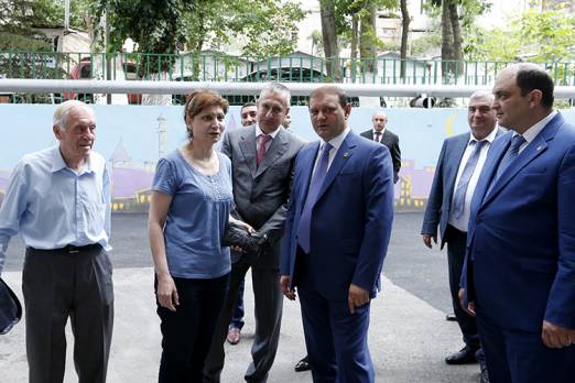 Երևանի քաղաքապետն աշխատանքային շրջայց է կատարել Արաբկիր վարչական շրջանում