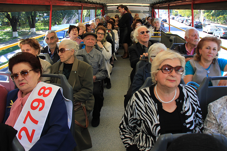 Tour by “Yerevan City Tour” buses on the event of International Day of Elderly People