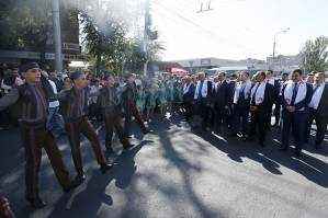 Mayor Taron Margaryan congratulates residents of Erebuni
