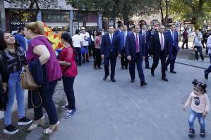 Mayor walks about festive Yerevan
