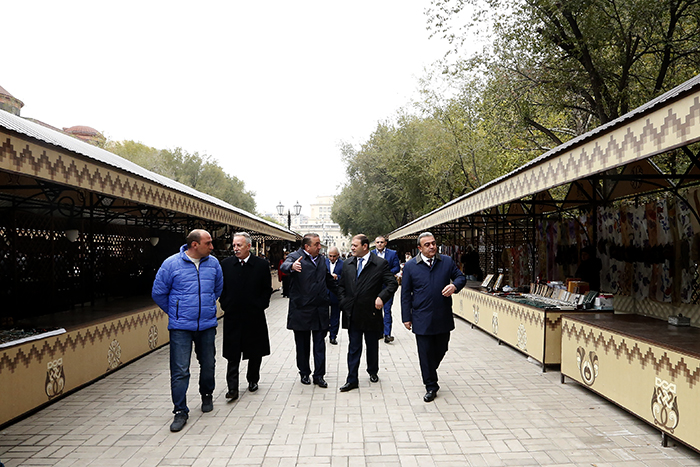 Mayor Taron Margaryan familiarizes himself with the process of realization of the second stage of “Vernissage” reconstruction