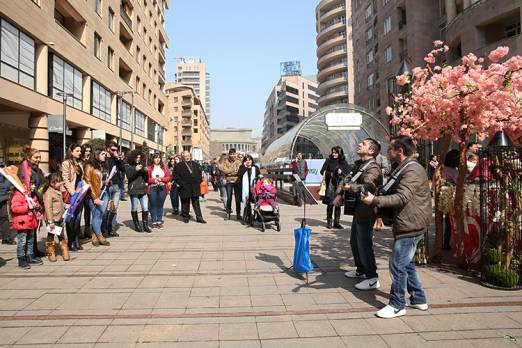 Կանանց ու աղջիկներին շնորհավորել են նաև Հյուսիսային պողոտայում ձևավորված ևս 2 ծաղկային տաղավարներից