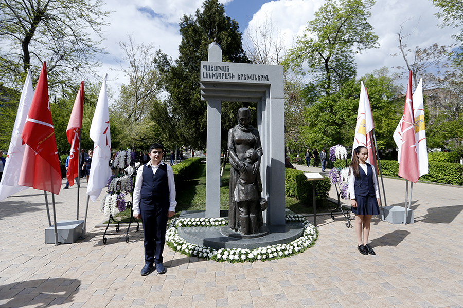 Yerevan Mayor and Saint Petersburg Governor laid flowers at the monument to children of Siege of Leningrad