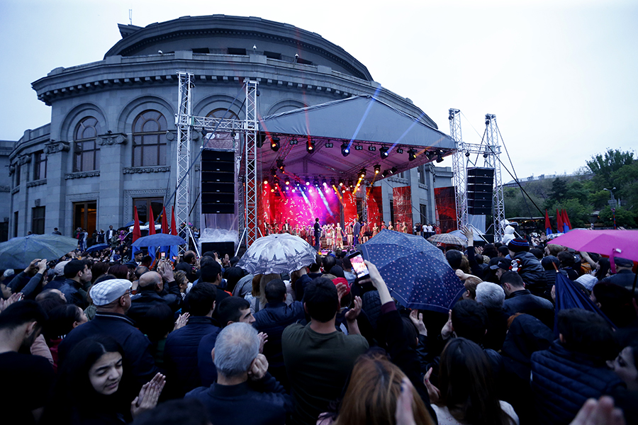 Mayor Tron Margaryan was present at Nersik Ispiryan's solo concert in Azatutyan square
