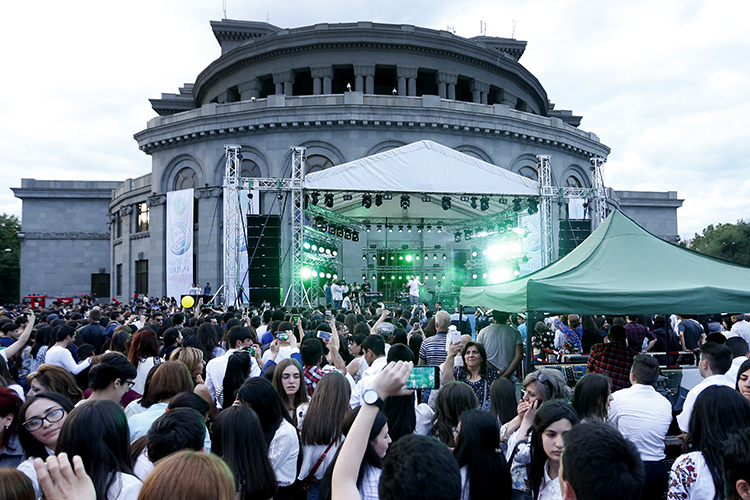Last Bell events have been finished with the concert organized in Azatutyan square