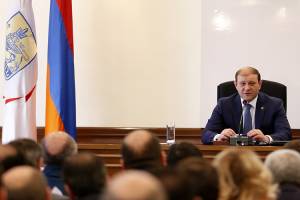 Поручено должным образом подготовиться и провести мероприятия Последнего звонка