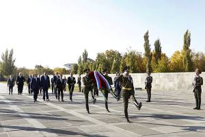 The head of the RF Government renders the memory tribute to the victims of Armenian Genocide