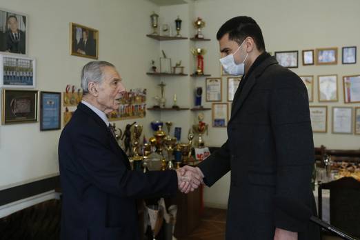 Քաղաքապետ Հրաչյա Սարգսյանը շնորհավորել է լեգենդար մարզիկ Ալբերտ Ազարյանին