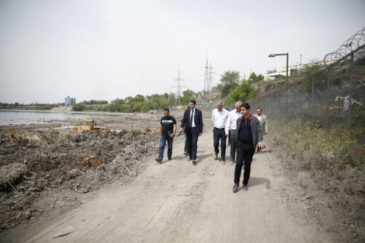 Yerevan Lake being cleaned up: Mayor Hrachya Sargsyan watched the process