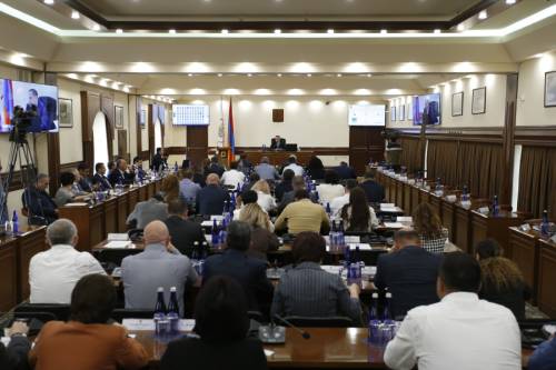 Совет старейшин Еревана предоставил привилегии семьям погибших при защите Армении и Арцаха и участников войн