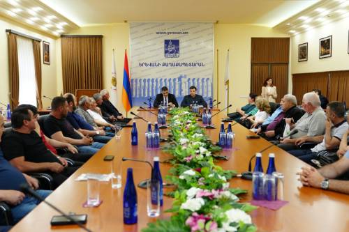Երևանի քաղաքապետարանը «Հաղթանակ» թաղամասի բնակիչներին հողի սեփականության ակտի հիմքով քաղաքապետի որոշումներ է տրամադրել