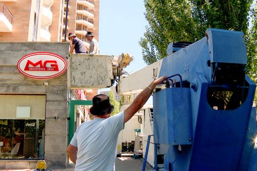 Երևանում ապամոնտաժվում են չափորոշիչներին չհամապատասխանող գովազդները