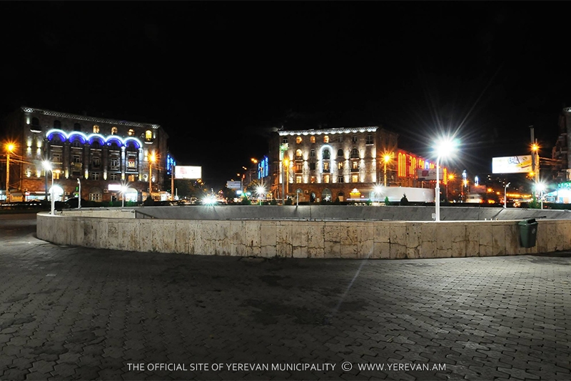 yerevan.am | Գարեգին Նժդեհի հրապարակը` նոր, ժամանակակից լուսավորությամբ