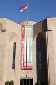 Երևանը տոնական լուսավորությամբ և հանդերձանքով դիմավորում է իր ծննդյան օրը