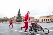 «Վազիր և օգնիր». Երևանում անցկացվել է Ձմեռ պապերի Ամանորի բարեգործական վազքարշավը