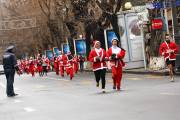 «Վազիր և օգնիր». Երևանում անցկացվել է Ձմեռ պապերի Ամանորի բարեգործական վազքարշավը