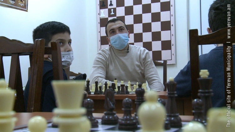 Rafael Vahanyan plays chess with children